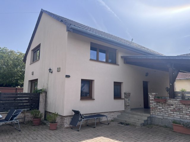 Eladó családi ház, Szadán 149.9 M Ft, 5+2 szobás