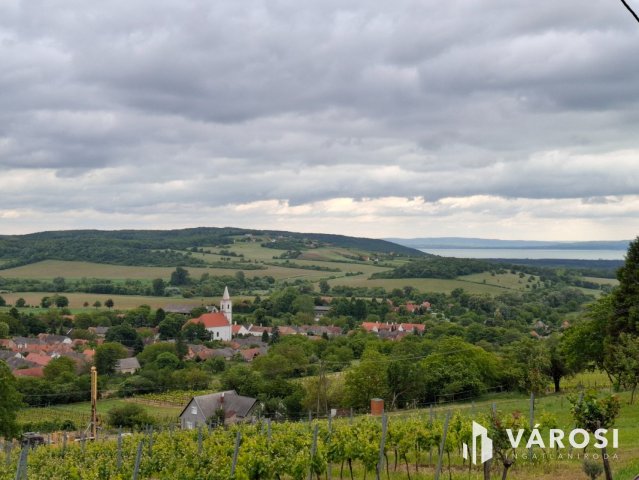 Eladó nyaraló, Balatoncsicsón 99.99 M Ft, 3 szobás