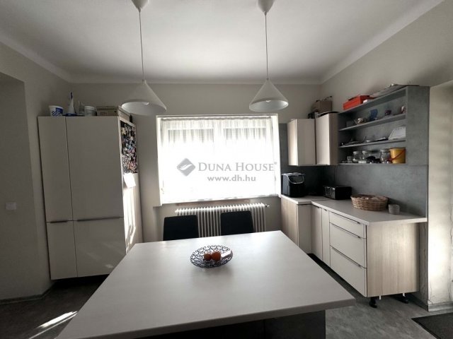 Eladó családi ház, Pécsett 105 M Ft, 4 szobás