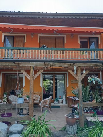 Eladó téglalakás, Szekszárdon 90 M Ft, 4 szobás