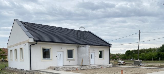 Eladó ikerház, Tápiószőlősön 45 M Ft, 3 szobás