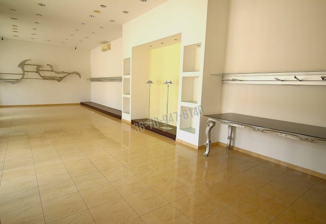 Eladó üzlethelyiség, Békéscsabán 150 M Ft