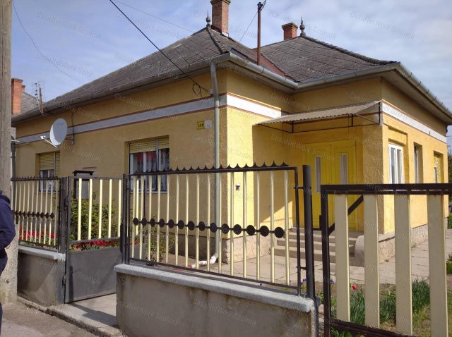 Eladó családi ház, Tiszaföldváron 17.8 M Ft, 2 szobás