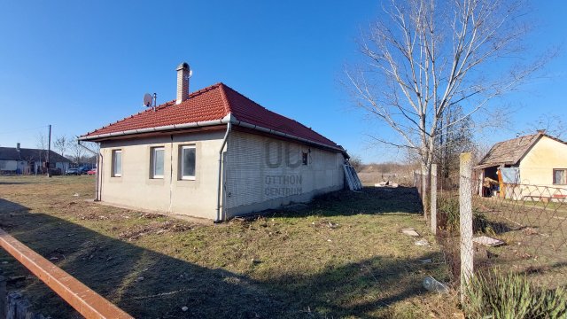 Eladó családi ház, Csemőn 39.9 M Ft, 2 szobás