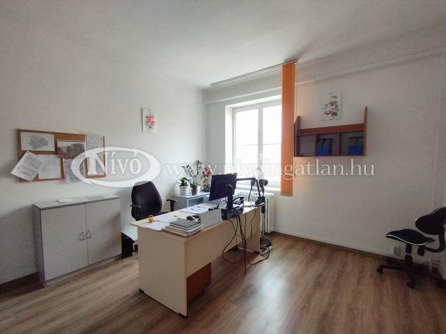 Eladó iroda, Veszprémben 15.9 M Ft, 2 szobás