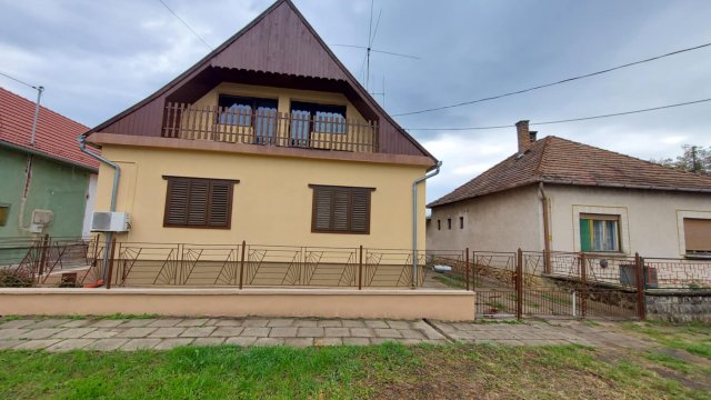 Eladó családi ház, Dombóváron 31.8 M Ft, 6 szobás