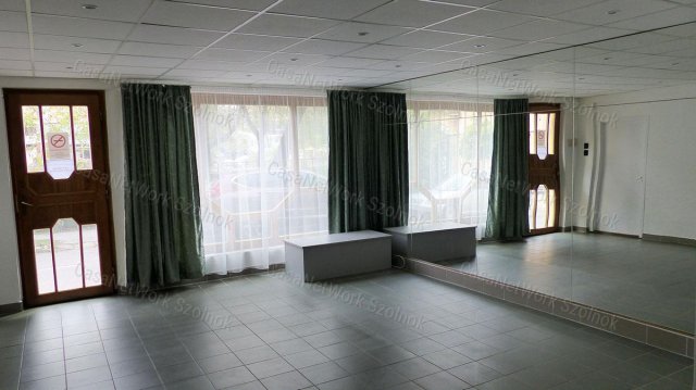 Eladó üzlethelyiség, Szolnokon 68 M Ft, 4 szobás