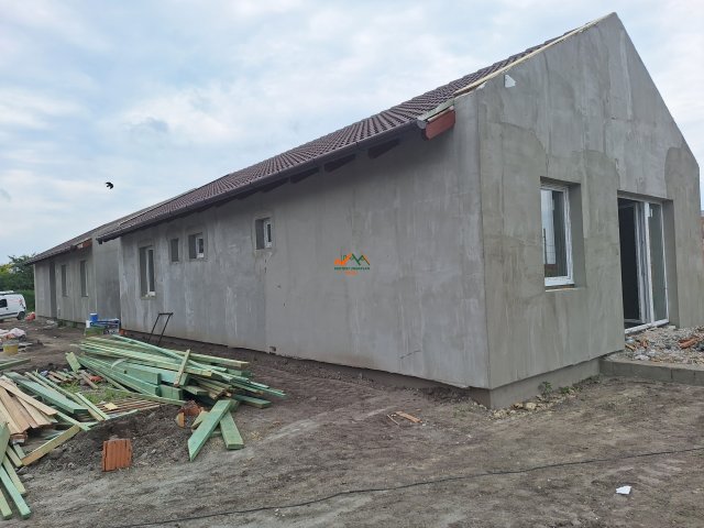 Eladó ikerház, Kiskunlacházán 68.6 M Ft, 4 szobás