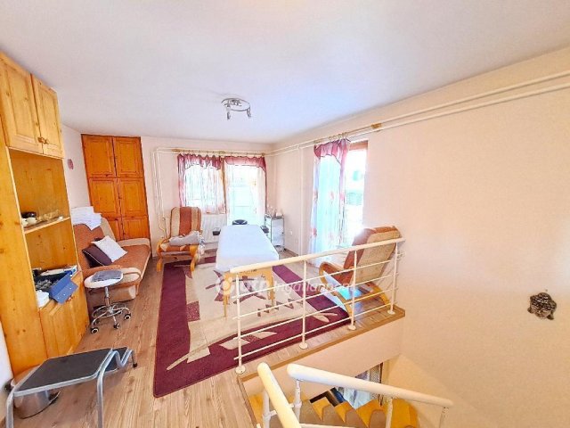 Eladó családi ház, Szolnokon 95 M Ft, 9 szobás