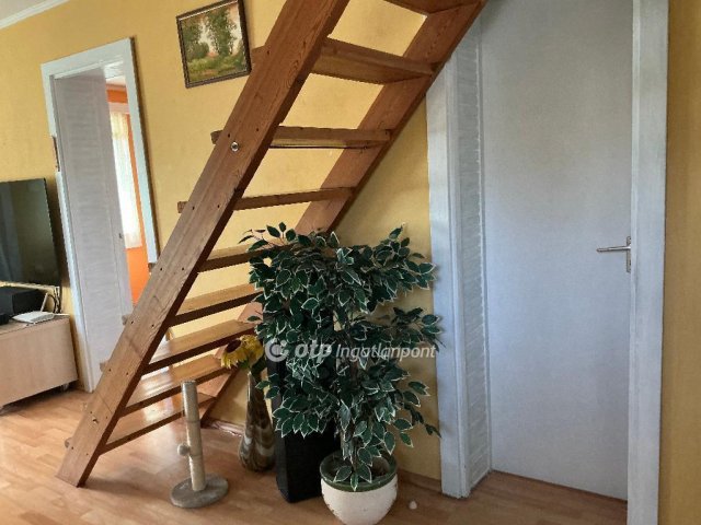 Eladó családi ház, Mogyoródon 70 M Ft, 3+3 szobás
