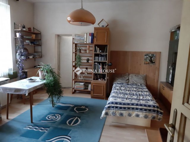 Eladó családi ház, Tatán 99 M Ft, 7 szobás
