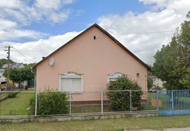 Eladó családi ház, Dunaújvárosban 30 M Ft, 2 szobás