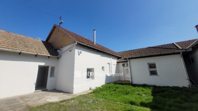 Eladó üzlethelyiség, Jászberényben 79 M Ft