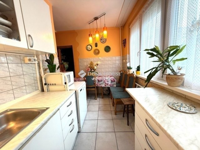 Eladó panellakás, Kecskeméten 45 M Ft, 3 szobás