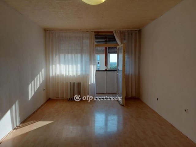 Eladó panellakás, Pécsett 39.9 M Ft, 2 szobás