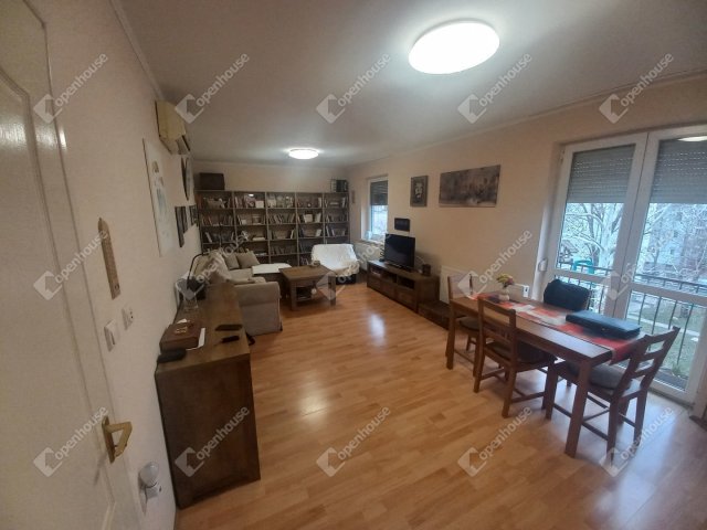 Eladó téglalakás, Dombóváron 35.9 M Ft, 3 szobás