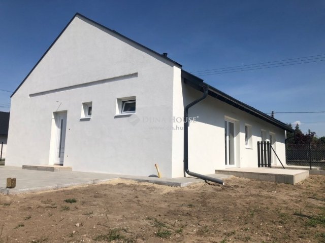 Eladó ikerház, Felsőpakonyban 64.9 M Ft, 3 szobás