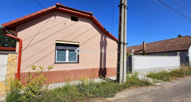 Eladó családi ház, Bátaszéken 30 M Ft, 4 szobás