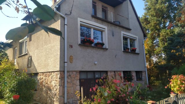 Eladó családi ház, Komáromban 72.9 M Ft, 5 szobás