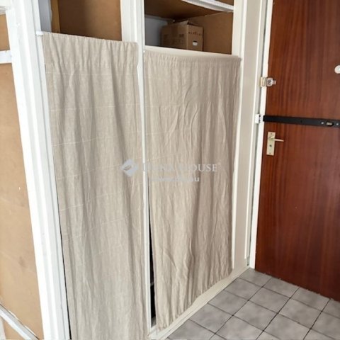Eladó panellakás, Pécsett 41.99 M Ft, 3 szobás