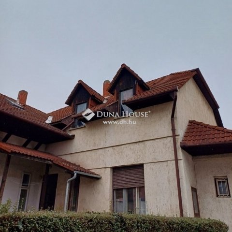 Eladó ikerház, Pécsett 66 M Ft, 4 szobás / költözzbe.hu