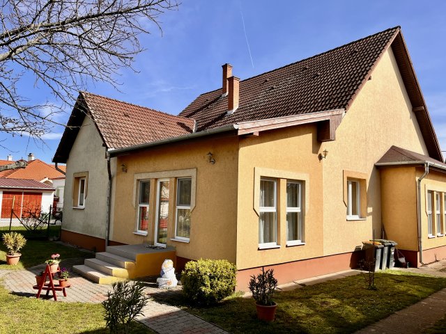 Eladó családi ház, Szolnokon, Ibolya utcában 94.9 M Ft, 3 szobás
