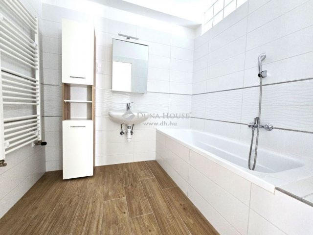 Kiadó téglalakás, albérlet, Pécsett 250 E Ft / hó, 3 szobás