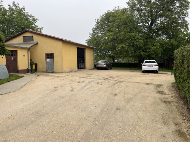 Eladó családi ház, Ajkán 47 M Ft, 3 szobás
