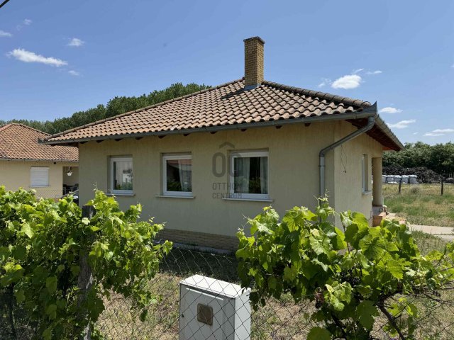 Eladó családi ház, Csemőn 35.9 M Ft, 3 szobás
