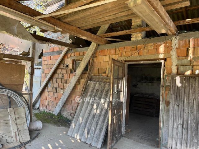 Eladó családi ház, Szekszárdon 31 M Ft, 1 szobás
