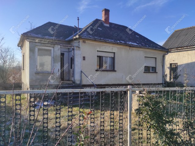 Eladó családi ház, Kisbéren 15.9 M Ft, 2 szobás