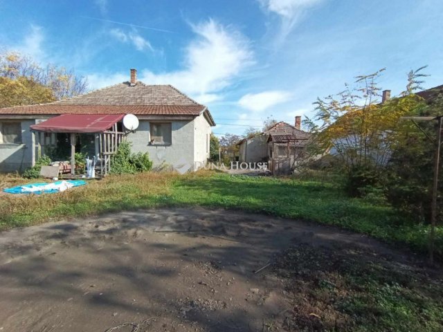 Eladó családi ház, Újszászon 23 M Ft, 4 szobás
