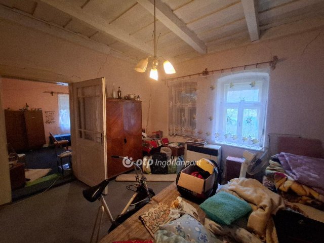 Eladó családi ház, Vécsen 6.8 M Ft, 2 szobás