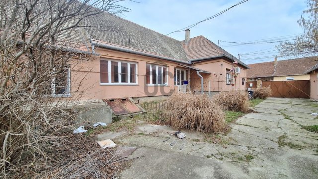 Eladó családi ház, Pakson 49 M Ft, 4 szobás