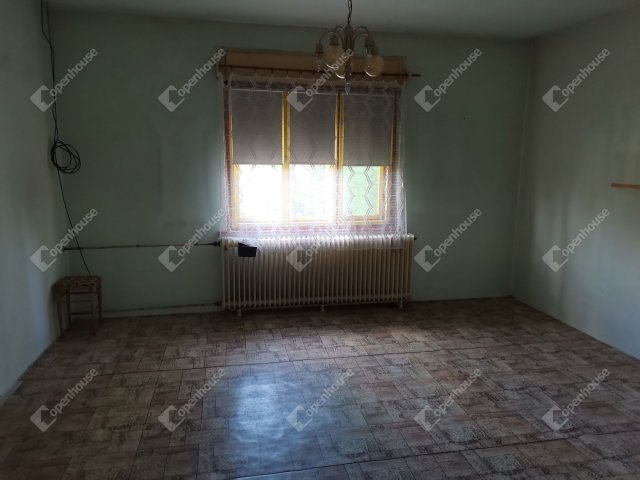 Eladó családi ház, Komáromban 53 M Ft, 5 szobás
