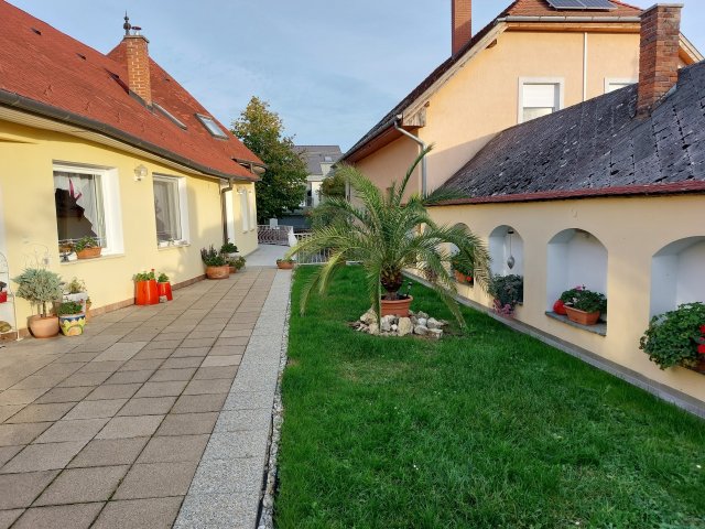 Eladó családi ház, Hévízen 129.9 M Ft, 7 szobás