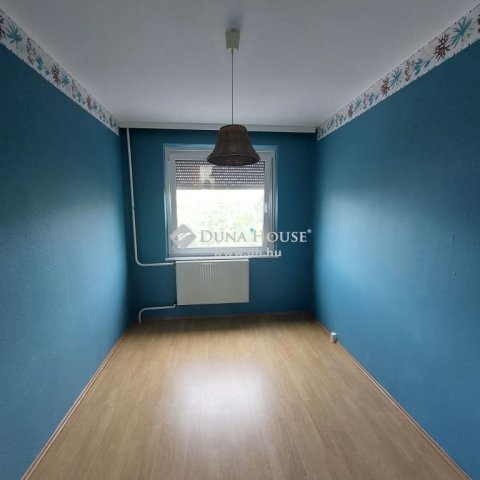 Eladó panellakás, Tatabányán 39.9 M Ft, 3 szobás