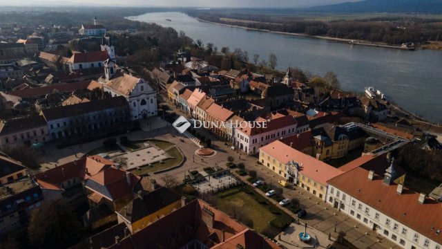 Eladó téglalakás, Vácon, Március 15. téren 110.4 M Ft