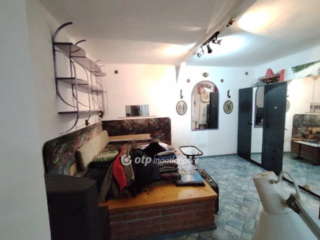 Eladó családi ház, Pécsett 38 M Ft, 3 szobás