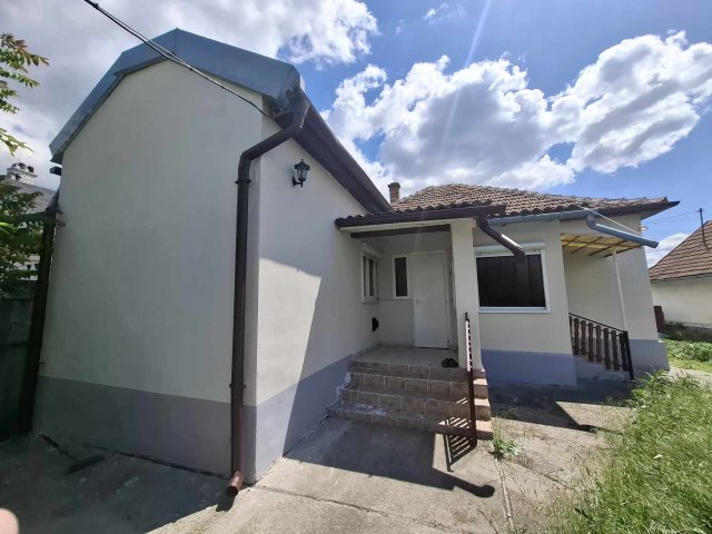 Eladó családi ház, Újszászon 21.9 M Ft, 3 szobás