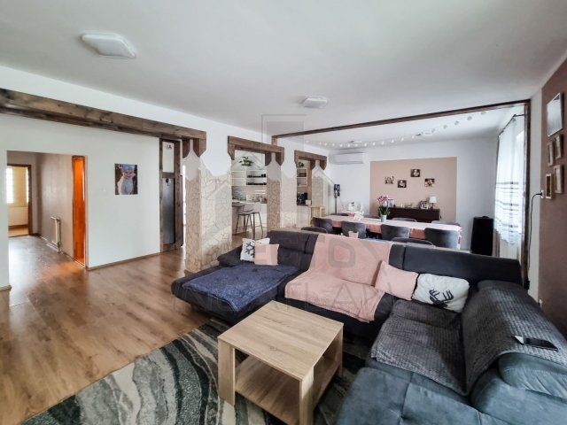Eladó családi ház, Csepregen 120 M Ft, 7 szobás