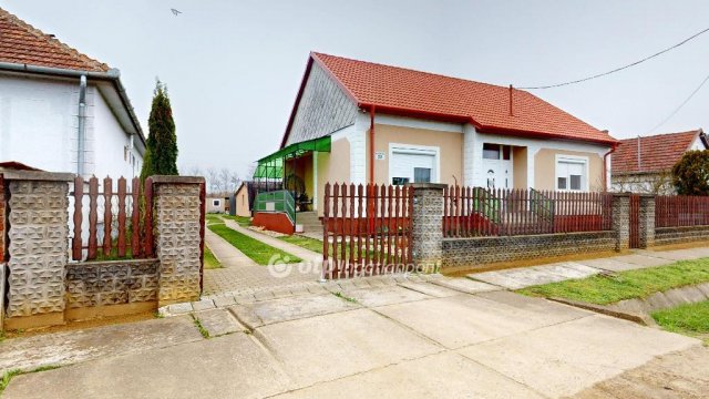 Eladó családi ház, Ópályin 30 M Ft, 3 szobás