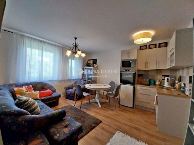 Eladó téglalakás, Szegeden 96 M Ft, 2+2 szobás
