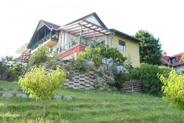 Eladó családi ház, Pécsett, Szamóca dűlőn 198 M Ft