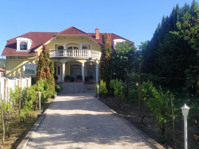 Eladó családi ház, Esztergomban, Visegrádi úton 179.99 M Ft