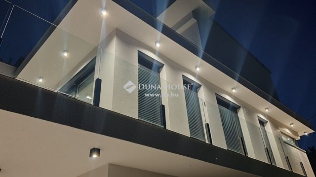 Eladó családi ház, Szentendrén 349.9 M Ft, 5 szobás