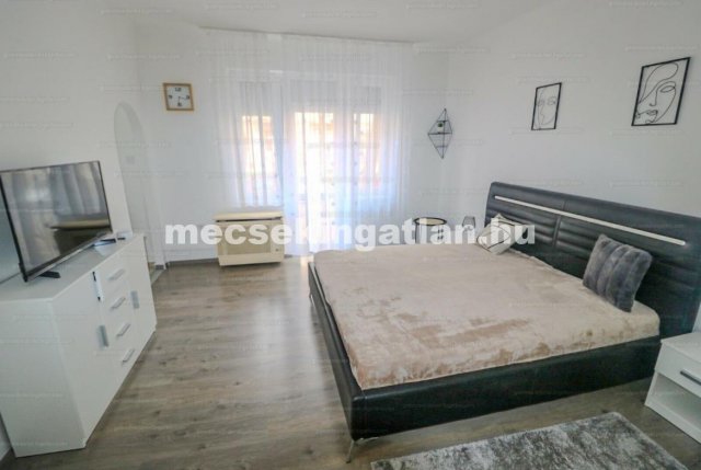 Kiadó téglalakás, albérlet, Pécsett 120 E Ft / hó, 1 szobás