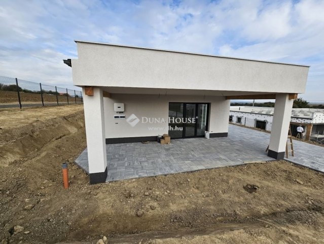 Eladó családi ház, Pécsett 124.9 M Ft, 4 szobás
