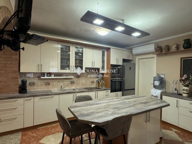 Eladó családi ház, Békésen 95 M Ft, 5 szobás