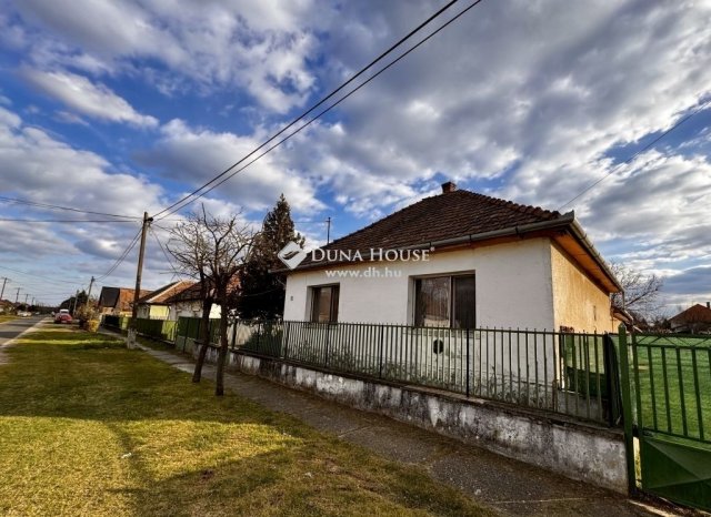 Eladó családi ház, Tápióságon 18 M Ft, 3 szobás